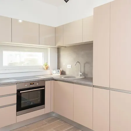 Eni 2 Apartment *