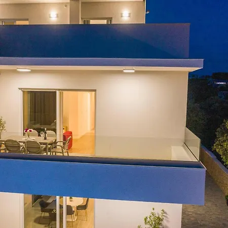 Eni 2 Apartment *