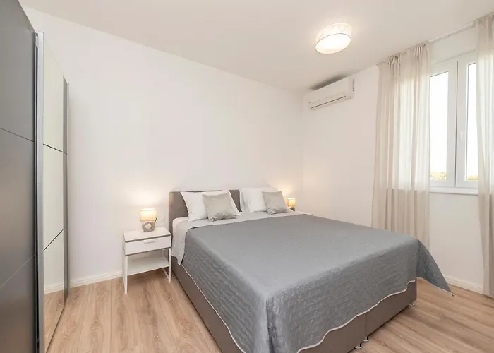Eni 2 Apartment *